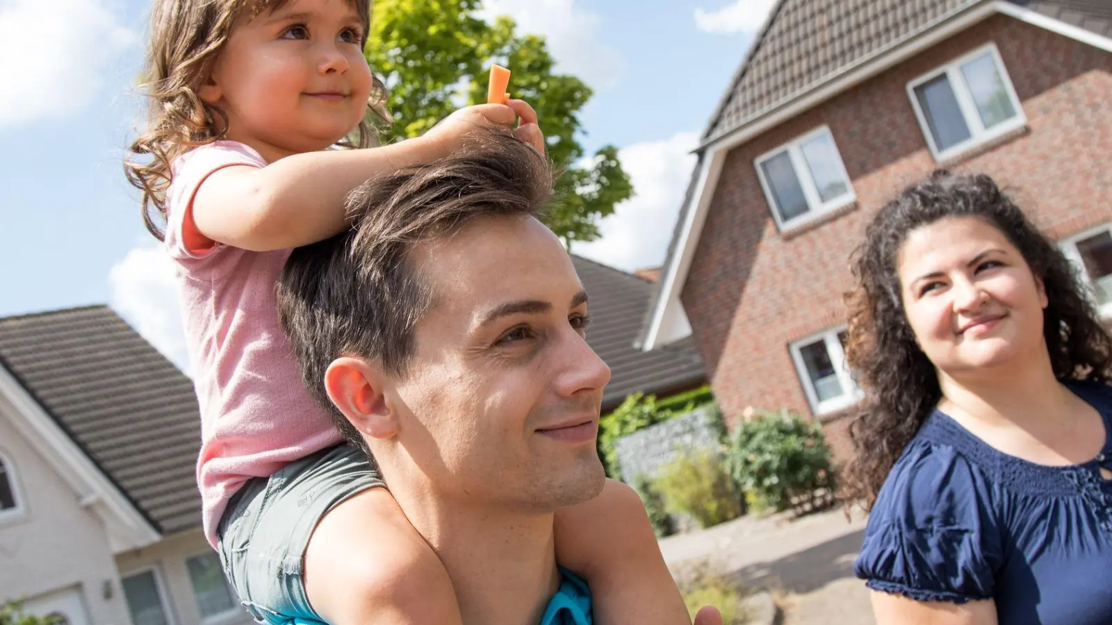 Mit Zuversicht ins Eigenheim: Wer auf der Suche nach den eigenen vier Wänden ist, sollte genau wissen, wie viel Finanzierung möglich ist. (Foto: Christin Klose/dpa-tmn)