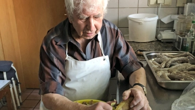 Am Weinberg helfen sie alle zusammen: Da kommt es schon vor, dass Willi Meyer in der Küche Kartoffeln schält. (Foto: Florian Pöhlmann)