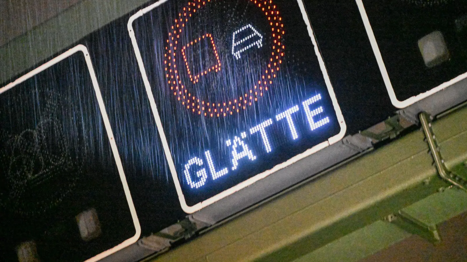 Auch in der Nacht auf Sonntag müssen Autofahrer und Fußgänger vorsichtig sein - es kann glatt werden.  (Foto: Jason Tschepljakow/dpa)