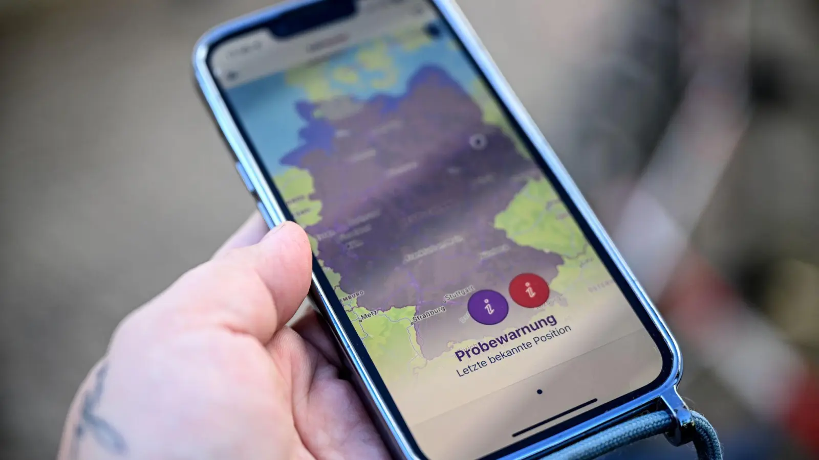 Beim bundesweiten Probealarm wird ganz Deutschland als Gefahrengebiet in der Katwarn-App angezeigt. (Foto: Britta Pedersen/dpa)