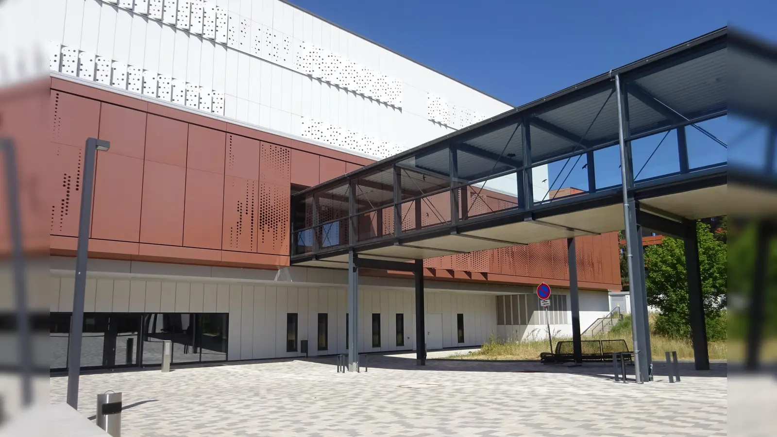 Der neugestaltete Finanzcampus in Ansbach ist das Ziel der „Architektouren” in Ansbach: Hier sind das neue Kombigebäude, das Mensa, Cafeteria und Lehrsäle beherbergt. (Foto: Florian Pöhlmann)