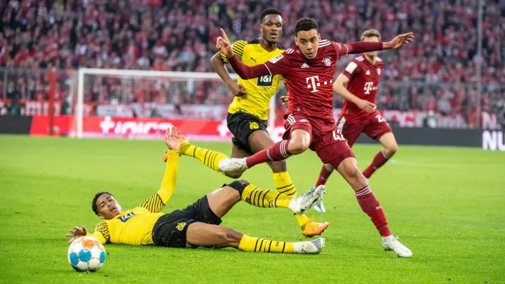 Bayerns Jamal Musiala (r) im Zweikampf mit Dortmunds Jude Bellingham. (Foto: Matthias Balk/dpa)