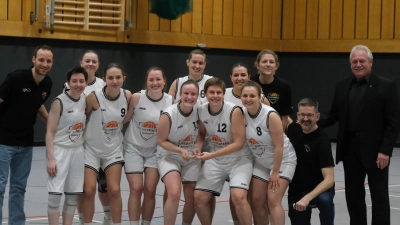Das Neustädter Meisterteam, von links: Trainer Stefan Herrmann, Kerstin Clauß, Esther Renner, Lea Wägner, Hannah Richter, Luisa Richter, Kerstin Wägner, Theresa Heinz, Selin Özcan, Isabell Forster, Andrea Wenzel, Trainer Ernst Wenzel, Bürgermeister Klaus Meier. (Foto: Kerstin Eilers)