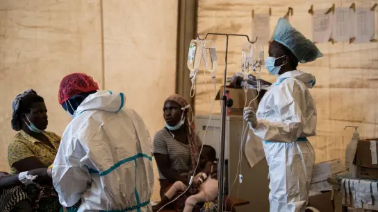 Gesundheitspersonal behandelt Cholera-Patienten in einem Krankenhaus in Lilongwe (Malawi). (Foto: Thoko Chikondi/AP/dpa)