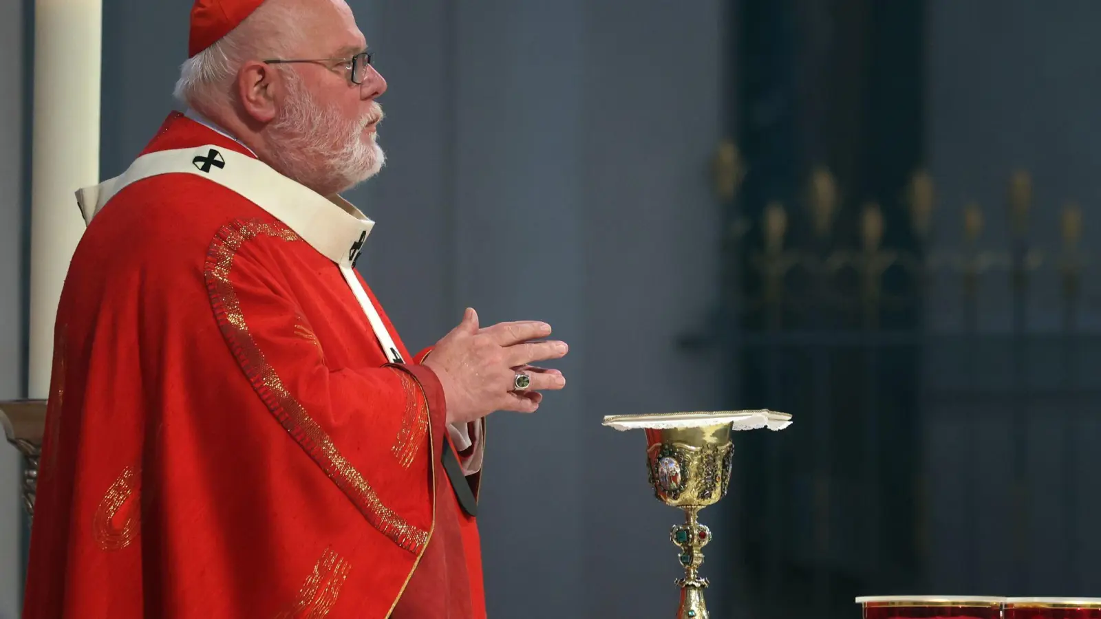 Kardinal Reinhard Marx steht bei einem Gottesdienst im Liebfrauendom am Altar. (Foto: Karl-Josef Hildenbrand/dpa)