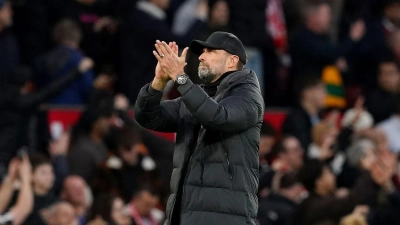 Liverpool-Trainer Jürgen Klopp applaudiert den Fans. (Foto: Martin Rickett/PA Wire/dpa)