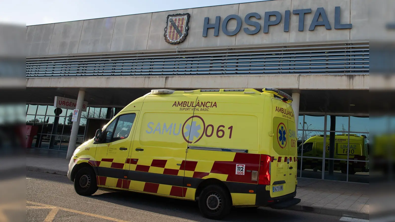 Ein junger Deutscher wurde nach einem Sturz vom Balkon im dritten Stock in kritischem Zustand in ein Krankenhaus auf Mallorca gebracht. (Foto: Clara Margais/dpa)