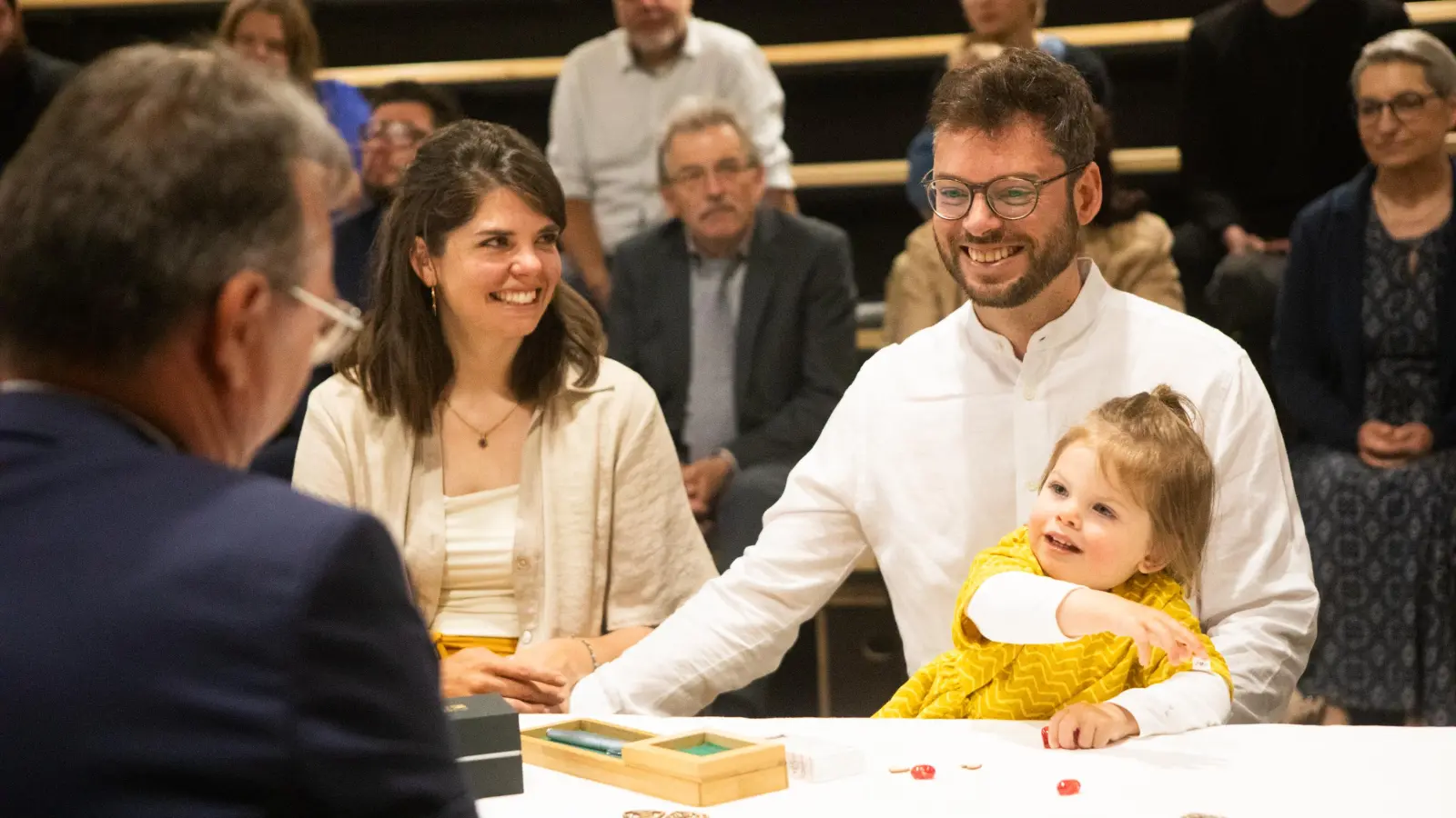 Standesamtliche Trauung in Feuchtwangens Nixel-Scheune: Dass sie an einem von ihnen ausgewählten Ort heiraten durften, empfanden Rebecca und Nikolas Buchmüller als Privileg. (Foto: Evi Lemberger)
