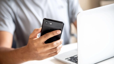 Wer sich einen neuen Internetvertrag von einem Vergleichsportal vermitteln lässt, kann Geld sparen. (Foto: Zacharie Scheurer/dpa-tmn)