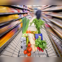 Gemüse, Fleisch, Milchprodukte: Bei hohen Temperaturen verderben Lebensmittel schneller und sollten zügig verbraucht werden. (Foto: Julian Stratenschulte/dpa/dpa-tmn)