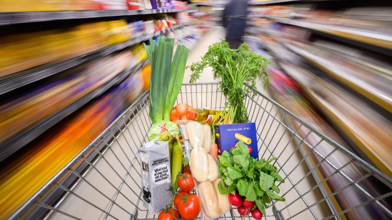 Gemüse, Fleisch, Milchprodukte: Bei hohen Temperaturen verderben Lebensmittel schneller und sollten zügig verbraucht werden. (Foto: Julian Stratenschulte/dpa/dpa-tmn)