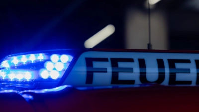 Für den Mann kommt jede Hilfe zu spät: Er wird tot aus dem Haus geborgen. (Symbolbild) (Foto: Rolf Vennenbernd/dpa)