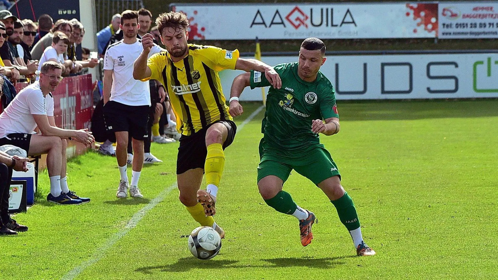 Torschützen unter sich: Der Vilzinger Paul Grauschopf (links) und der Ansbacher Patrick Kroiß. (Foto: Dirk Meier)