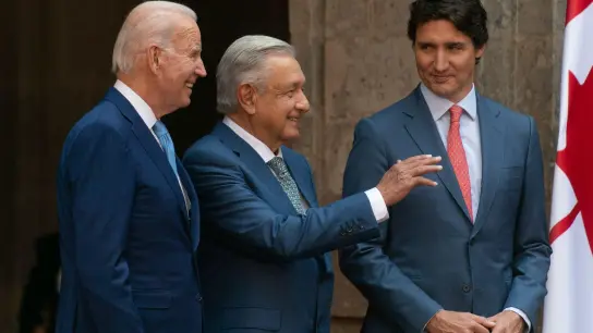 US-Präsident Joe Biden (l) mit seinem mexikanischen Amtskollegen Andres Manuel Lopez Obrador (M) und Kanadas Premierminister Justin Trudeau. (Foto: Andrew Harnik/AP/dpa)