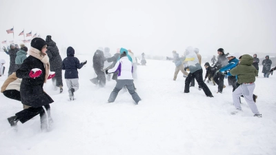 Das Extremwetter bringt auch Spaß, wie etwa bei einer ausgelassenen Schneeballschlacht in der US-Hauptstadt Washington.  (Foto: Mehmet Eser/ZUMA Press Wire/dpa)