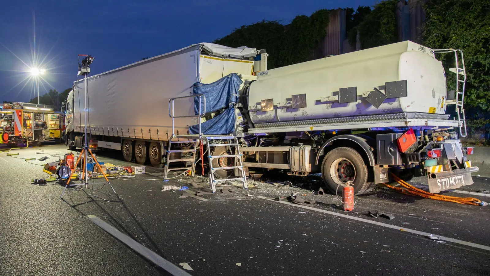 Die Unfallstelle auf de A3. Bei einem Unfall mit einem Tankwagen und einem Sattelauflieger auf der A3 bei Aschaffenburg ist ein Mann tödlich verunglückt. (Foto: Armin Lerch/5VISION.NEWS/dpa)
