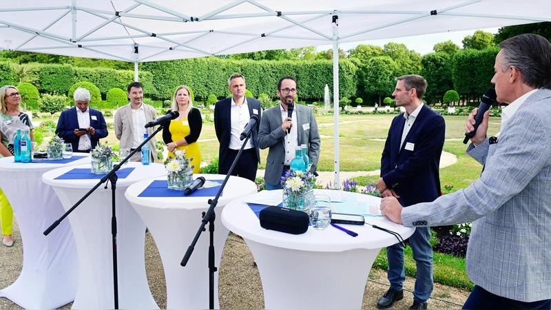 An der Diskussionsrunde nahmen teil (von links): Karin Bucher, Dr. Armin Zitzmann, Dr. Simon Amesöder, Susanne Oppel, Johannes Riegel, Andreas Keller, Achim Schneider und Klaus Seeger. (Foto: Jim Albright)