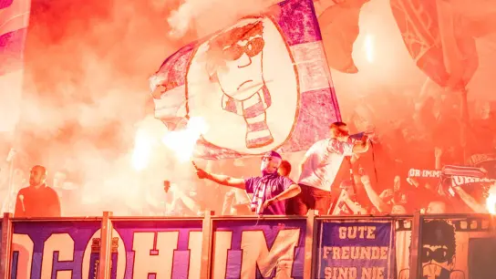 Fußballvereine werden vom DFB immer wieder mit hohen Geldstrafen belegt, nachdem Fans Pyrotechnik gezündet hatten. (Foto: David Inderlied/dpa)