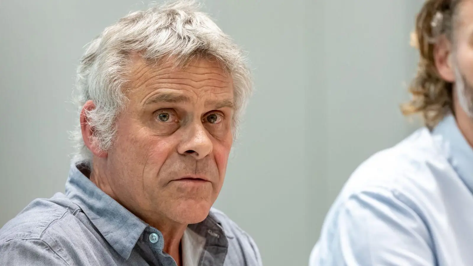 Der Direktor des Nürnberger Tiergartens, Dag Encke, hat nach der Tötung von Pavianen Morddrohungen erhalten. Rechts neben ihm sitzt sein Stellvertreter Jörg Beckmann. (Archivbild) (Foto: Daniel Karmann/dpa)