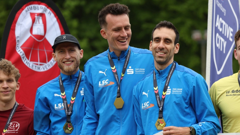 Mit Bart, Mütze und Goldmedaille: Florian Bremm (links) mit den Teamkollegen Niklas Buchholz (Mitte) und Adrian König-Rannenberg. (Foto: Theo Kiefner)