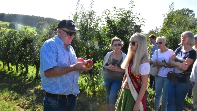 Landwirt Johann Schwarzbeck und Apfelkönigin Anna Sauber beantworteten in Buhlsbach Fragen rund um das unbefriedigende Obstjahr. (Foto: Fritz Arnold)