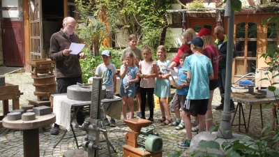 Thomas Schmiedeke (links) singt gemeinsam mit den Kindern „Es klappert die Mühle“. (Foto: Hans-Bernd Glanz)