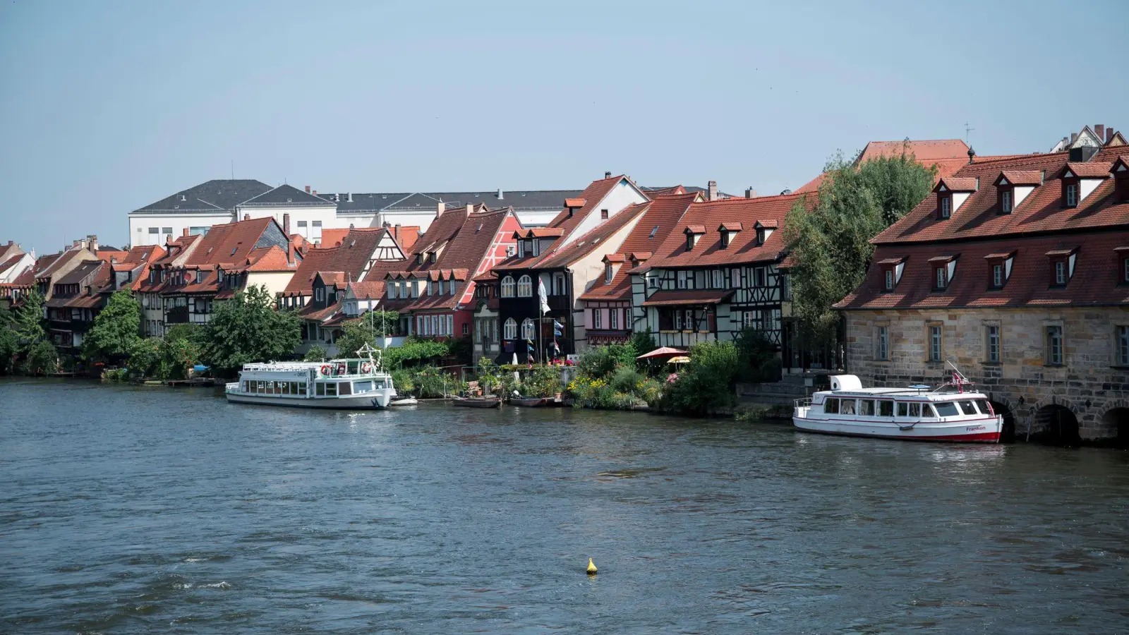 Die Wasserschutzpolizei sucht nach Hinweisen zu den bislang unbekannten Schwimmern. (Archivbild) (Foto: Daniel Vogl/dpa)
