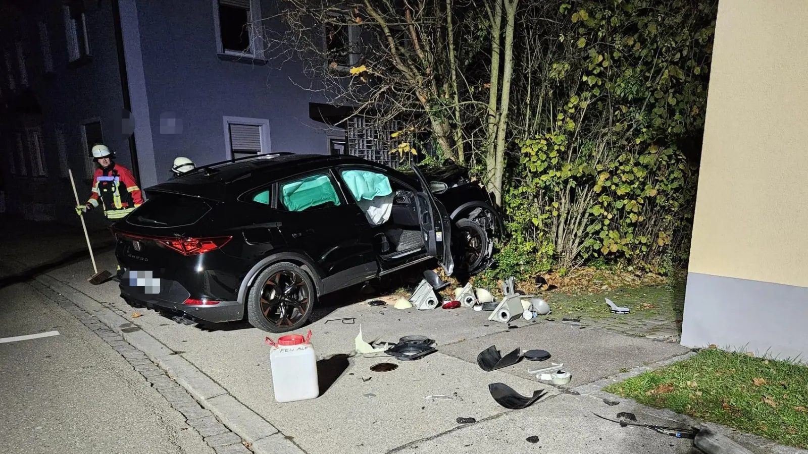 Senior auf Abwegen: Ein Autofahrer geriet in der Ringstraße in Feuchtwangen von der Fahrbahn ab. (Symbolbild: Freiwillige Feuerwehr Feuchtwangen)