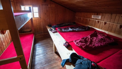 Die Schlafplätze in den Alpenvereinshütten sind begrenzt - und begehrt. (Archivbild)   (Foto: Matthias Balk/dpa/dpa-tmn)