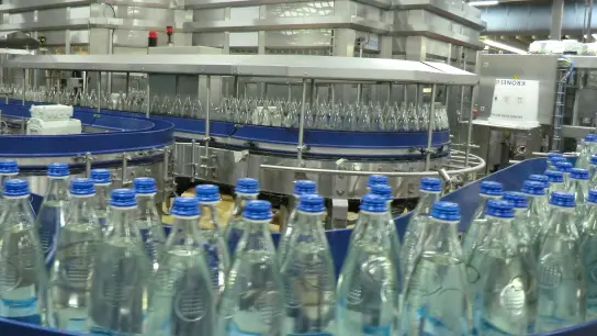 Tausende von Flaschen werden bei Franken Brunnen täglich abgefüllt. Aber der Rohstoff Glas wird immer teurer. (Foto: Frankenbrunnen)