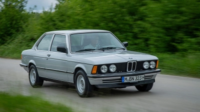 Ein 3er als 2er: Zunächst kam die Kult-Baureihe nur als Zweitürer auf den Markt - mehr Türen gab es erst beim Nachfolger. (Foto: Hardy Mutschler/BMW AG/dpa-tmn)