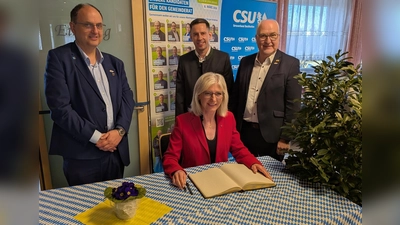 Vor dem Eintrag ins Goldene Buch der Gemeinde Bechhofen: die bayerische Staatsministerin für Familie, Arbeit und Soziales, Ulrike Scharf, mit (von links) dem CSU-Ortsvorsitzenden Martin Günther, Bürgermeister Sven Waidmann und dem CSU-Landtagsabgeordneten Helmut Schnotz. (Foto: Friedrich Zinnecker)
