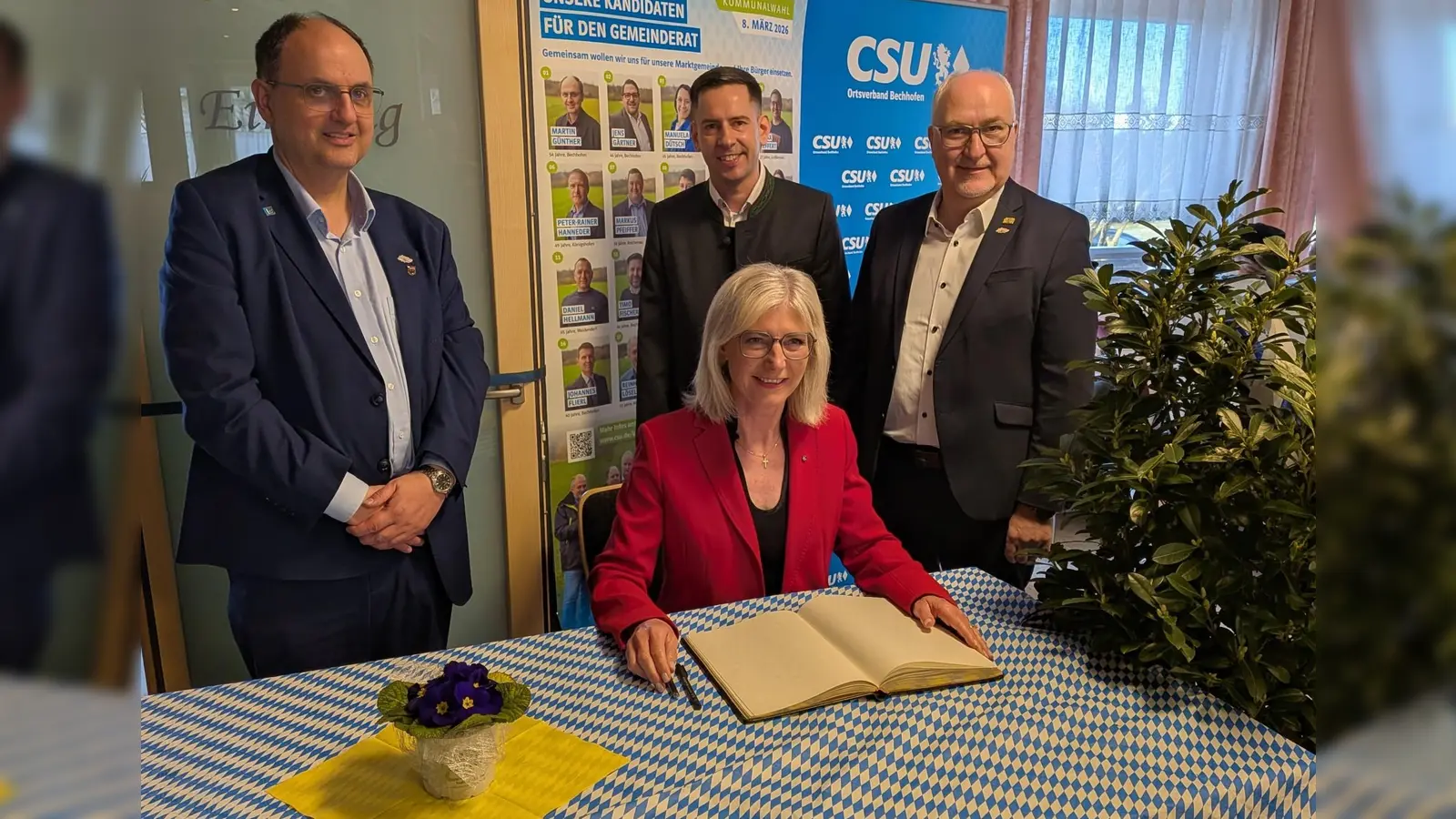 Vor dem Eintrag ins Goldene Buch der Gemeinde Bechhofen: die bayerische Staatsministerin für Familie, Arbeit und Soziales, Ulrike Scharf, mit (von links) dem CSU-Ortsvorsitzenden Martin Günther, Bürgermeister Sven Waidmann und dem CSU-Landtagsabgeordneten Helmut Schnotz. (Foto: Friedrich Zinnecker)