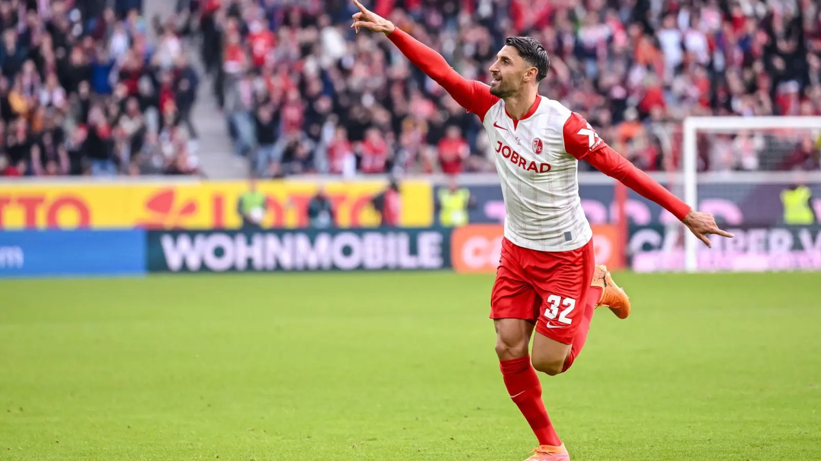 Später Ausgleich: Vincenzo Grifo traf für Freiburg zum 2:2. (Foto: Harry Langer/dpa)