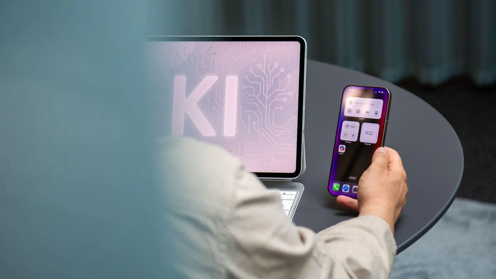 Was bewegt die Menschen zum Thema KI im Arbeitsalltag? Eine Umfrage gibt interessante Einblicke. (Foto: Nico Tapia/dpa-tmn)