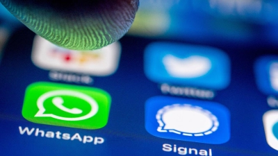 Der Richter hatte die Zeugin am ersten Prozesstag gebeten, auf ihrem Handy die Nachrichten mit ihrer Mutter nachzusehen. Die Tochter wischte mehr als drei Minuten über ihr Handy und verkündete dann, es gebe gar keinen Chat mit ihrer Mutter. (Symbolbild: Zacharie Scheurer/dpa)