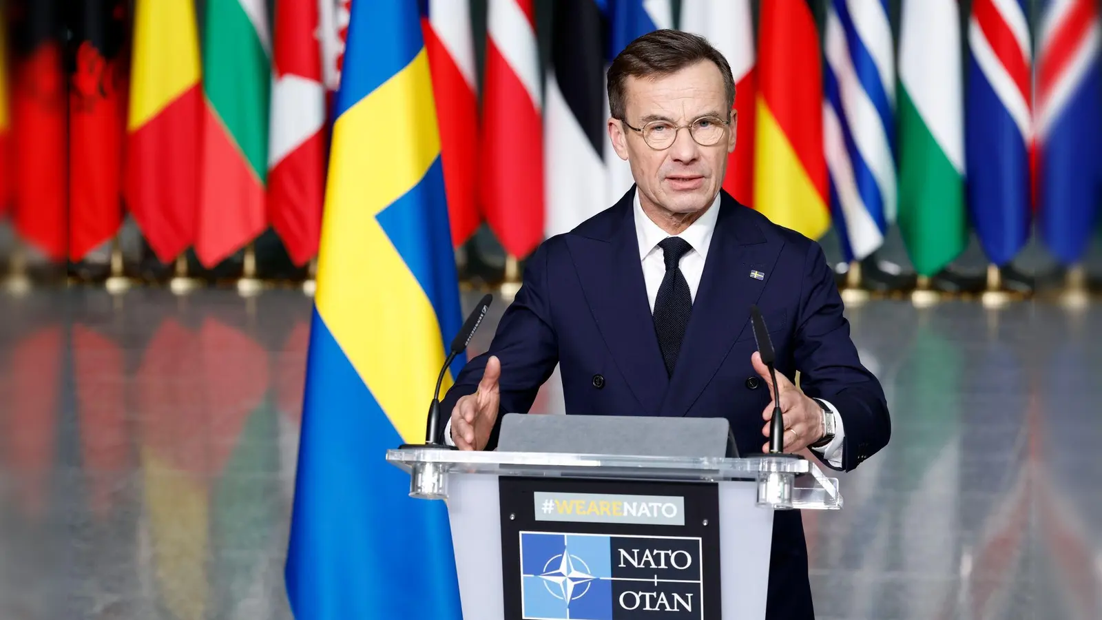 Der schwedische Ministerpräsident Ulf Kristersson spricht bei der Zeremonie zur Aufnahme Schwedens in die Nato in Brüssel. (Foto: Geert Vanden Wijngaert/AP/dpa)