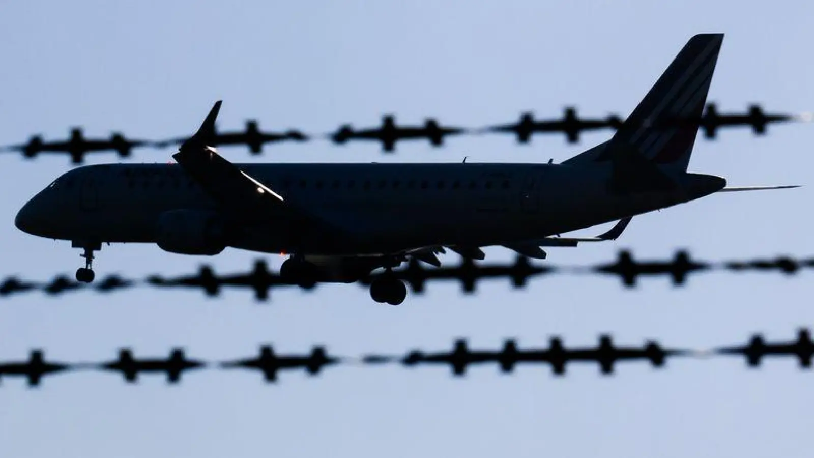 Die Zahl der Abschiebungen aus den EU-Ländern war im vergangenen Jahr gestiegen. (Symbolbild)  (Foto: Julian Stratenschulte/dpa)