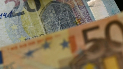 Die Bundesbank präsentiert gefälschte 20-Euro- und 50-Euro-Geldscheine. (Foto: Arne Dedert/dpa/Symbolbild)