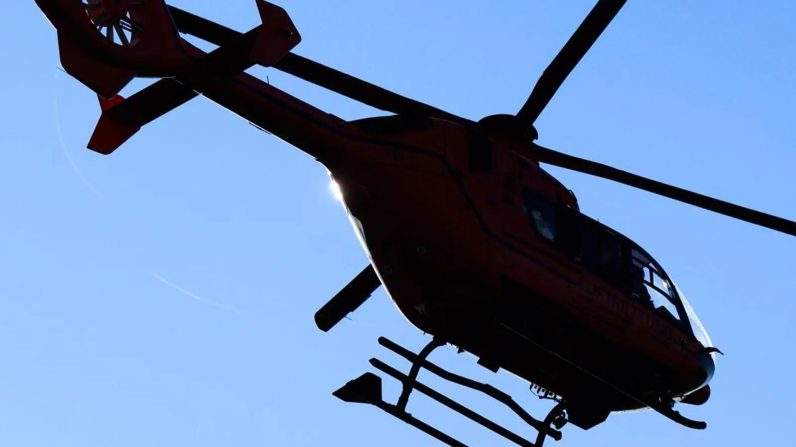 Mit einem Hubschrauber wurde die schwer verletzte Autofahrerin in eine Klinik geflogen. (Symbolbild) (Foto: Julian Stratenschulte/dpa)