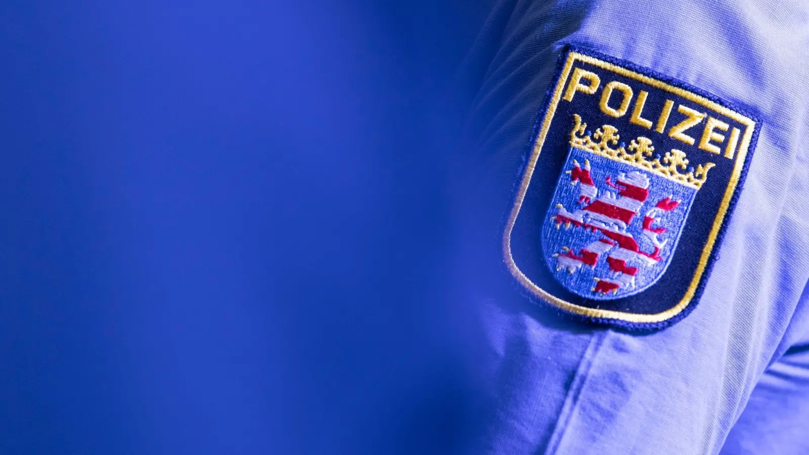 Verfassungsfeindliche Symbole: Von vier Frankfurter Polizeibeamtne wurden die Mobiltelefone sichergestellt. (Foto: Boris Roessler/dpa)