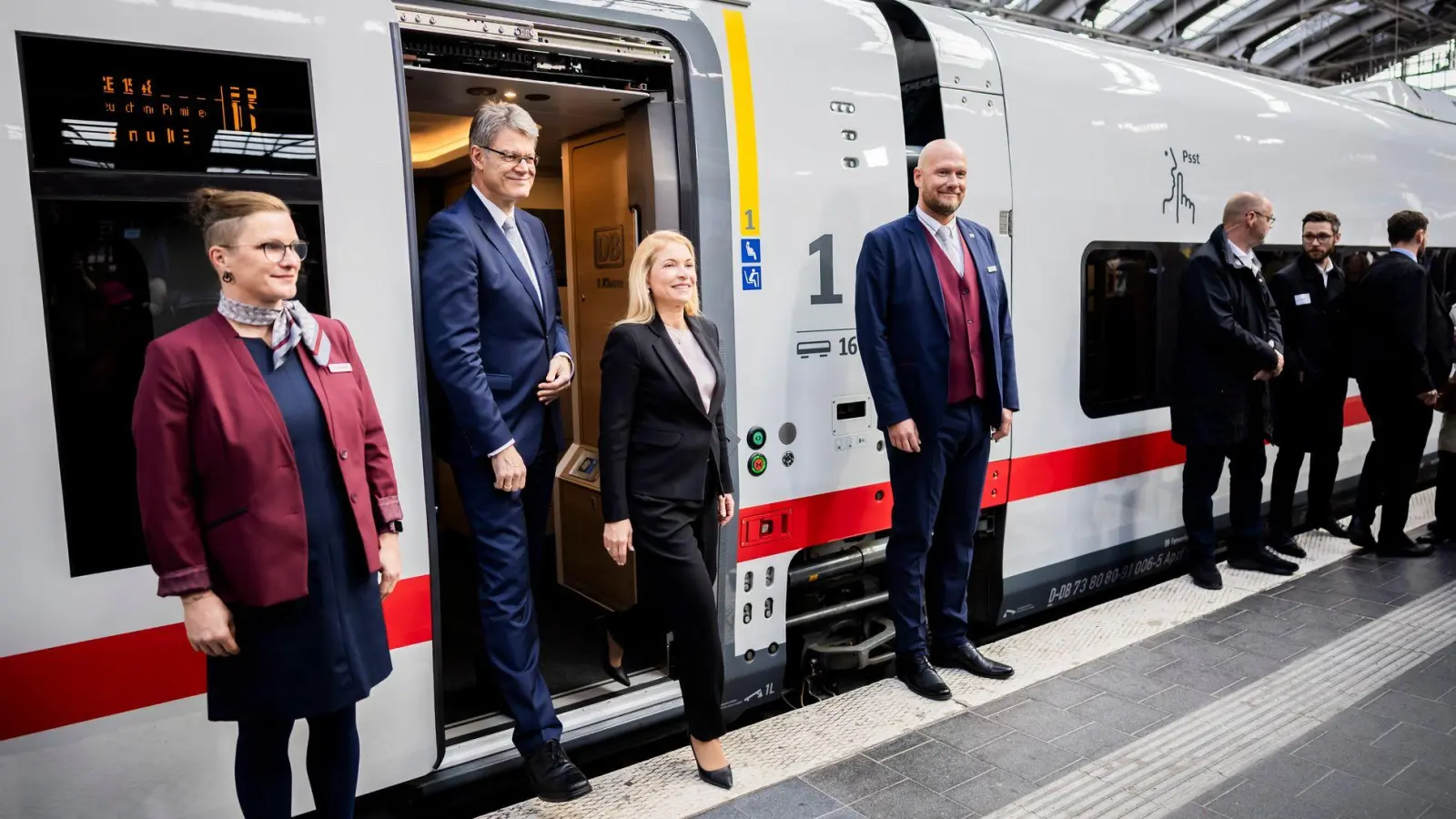 Bahnchefin Evelyn Palla (3.v.l.) und Verkehrsminister Patrick Schnieder (CDU, 2.v.l) bei der Vorstellung des neuen ICE L. (Foto: Christoph Soeder/dpa)