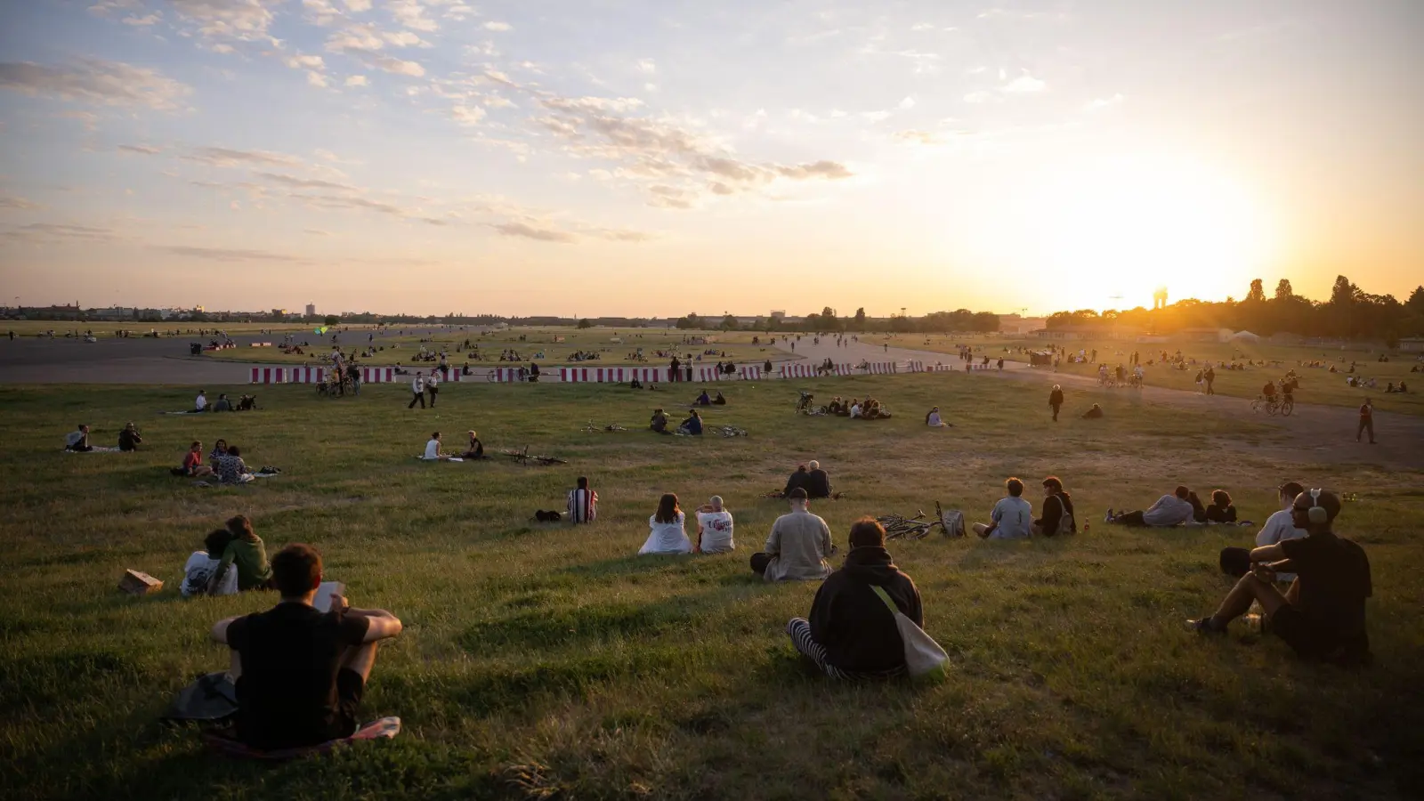 Das Tempelhofer Feld wird zur Bühne für das Berlin Circus Festival“. (Archivbild)  (Foto: Sebastian Gollnow/dpa)