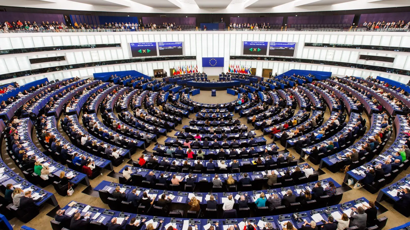 Abstimmungen mit rechten Mehrheiten gab es im Europäischen Parlament zuletzt häufiger - die Intensität der Zusammenarbeit der EVP mit Rechtsaußen-Fraktionen war bislang aber nicht bekannt. (Archivbild) (Foto: Philipp von Ditfurth/dpa)