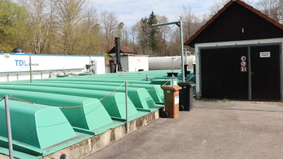 Unter den türkisfarbenen Abdeckungen wird das Sickerwasser aus der Deponie im Dienstfeld bei Aurach zwischengespeichert. Im Hintergrund ist die momentan eingesetzte Übergangs-Reinigungsanlage zu sehen, die aber in absehbarer Zeit ersetzt werden soll. (Foto: Thomas Schaller)