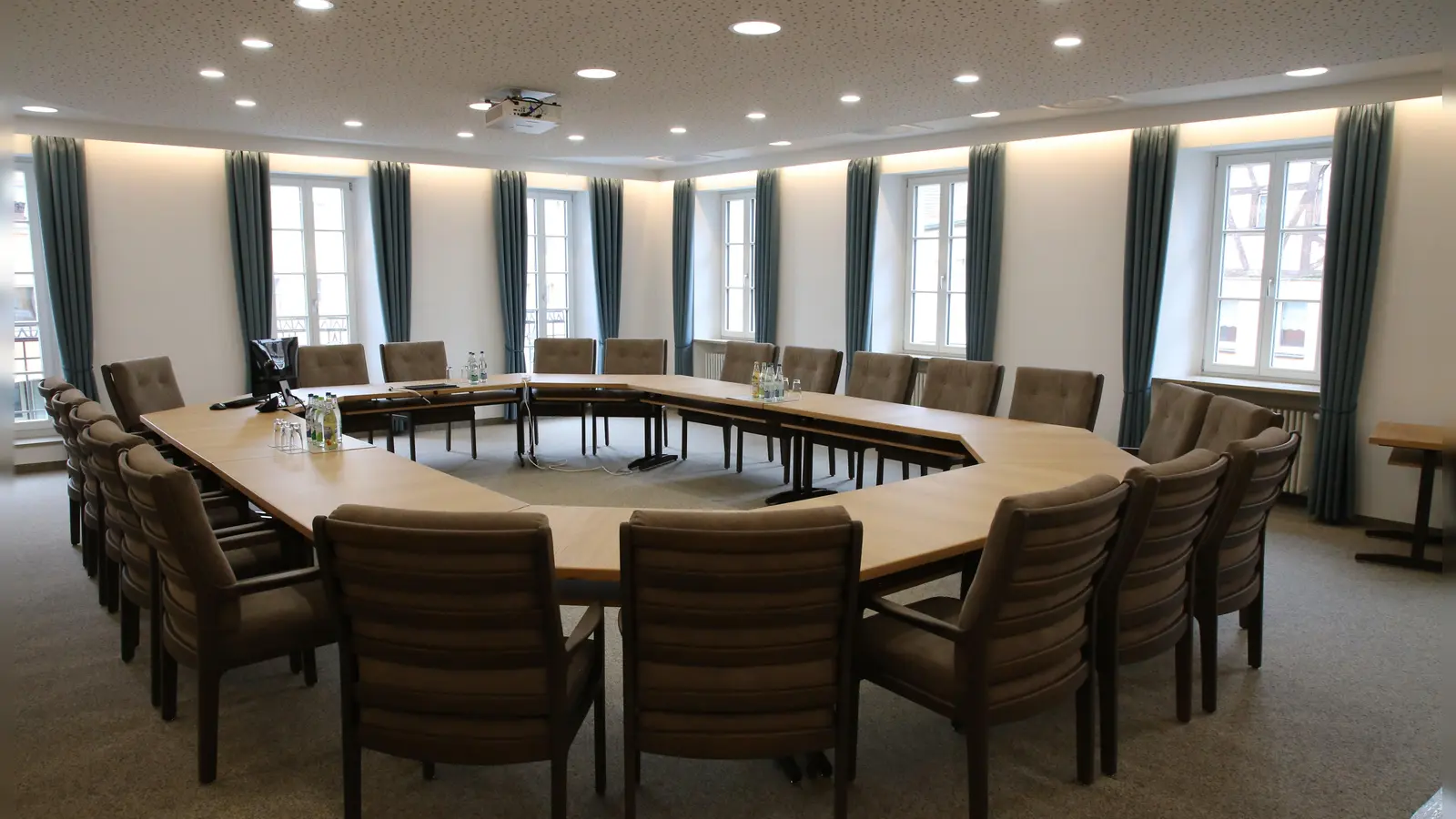 Helle Farben und zeitgemäßes Design: Der neue Sitzungssaal im Rathaus Leutershausen überzeugt mit moderner Atmosphäre. (Foto: Alexander Biernoth)