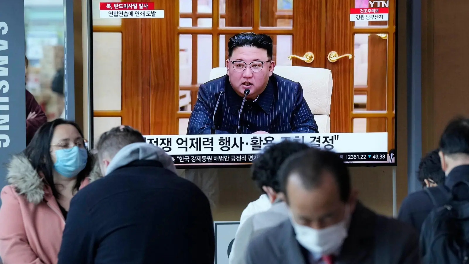 Fernsehbilder im Bahnhof von Seoul zeigen den nordkoreanischen Machthaber Kim Jong Un. (Foto: Ahn Young-joon/AP)