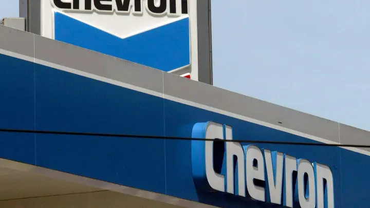 Das Logo von Chevron steht an einer Tankstelle des Unternehmens. Der zweitgrößte US-Ölmulti konnte vergangenes Jahr ordentlich zulegen. (Foto: Brendan Mcdermid/EPA FILE/dpa)