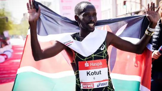 Der Kenianer Cybrian Kotut aus Kenia feiert seinen Sieg in Streckenrekordzeit beim Hamburg-Marathon. (Foto: Christian Charisius/dpa)