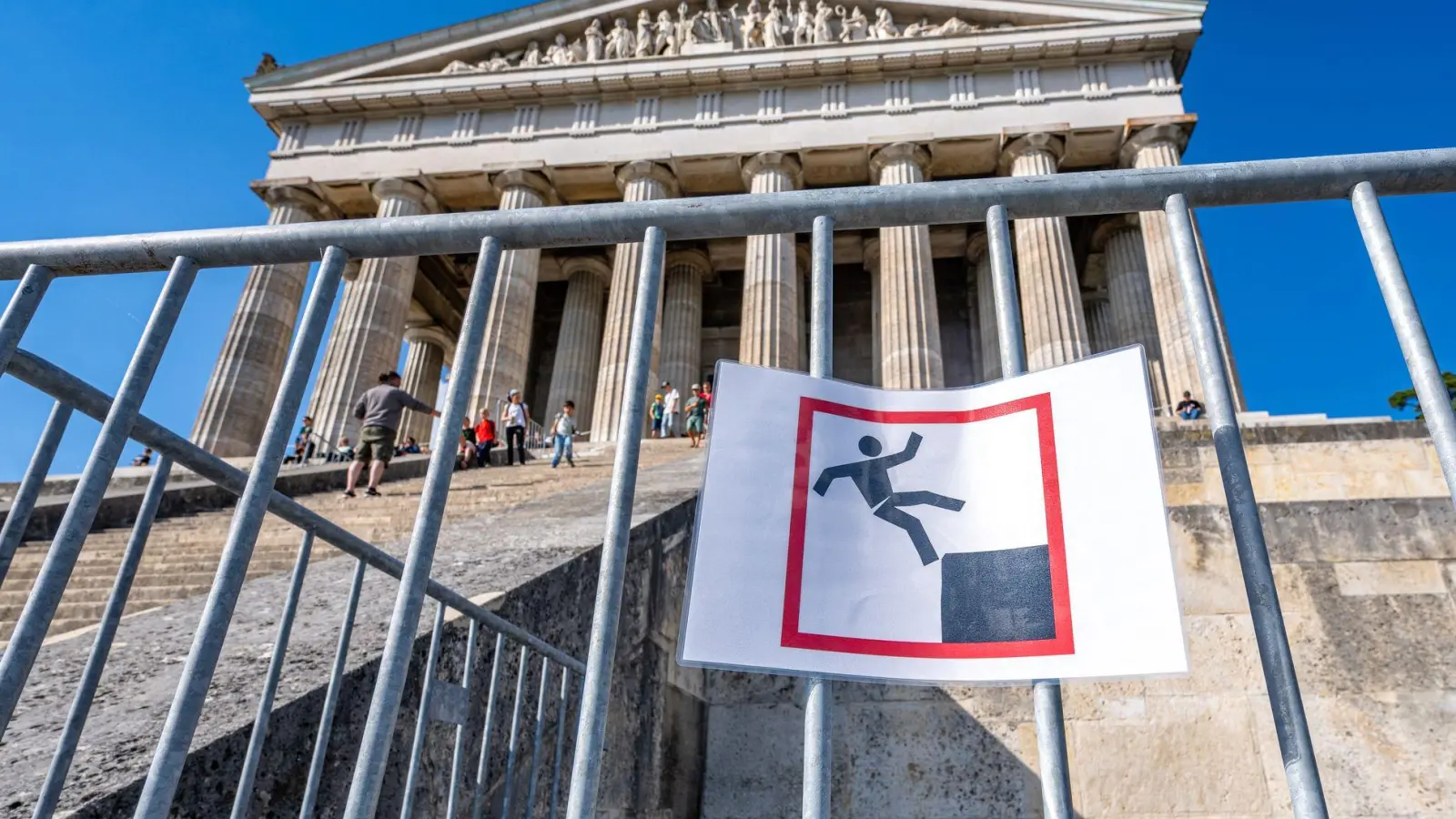 Nach einem tödlichen Unfall sind an der Walhalla vorübergehend zusätzliche Absperrungen angebracht worden. (Foto: Armin Weigel/dpa)